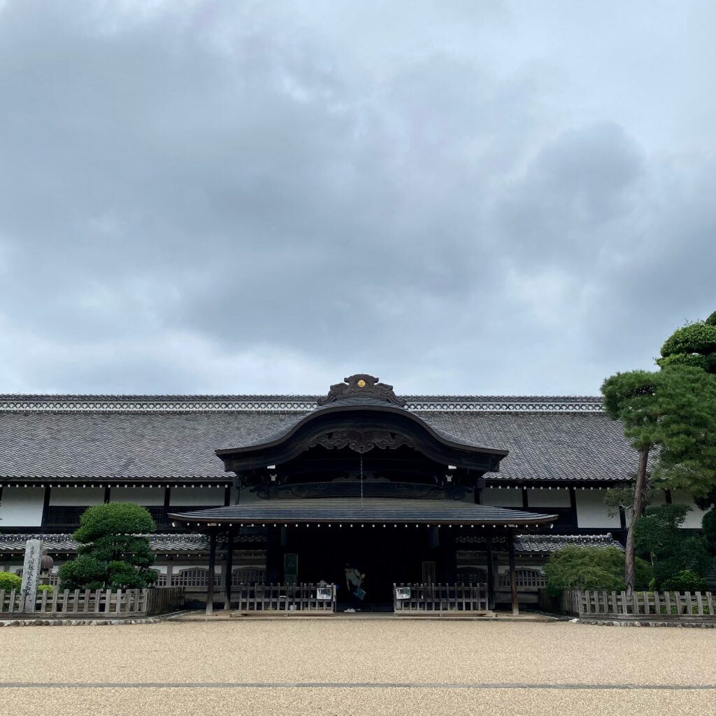 川越城本丸御殿の木造建築と長い縁側