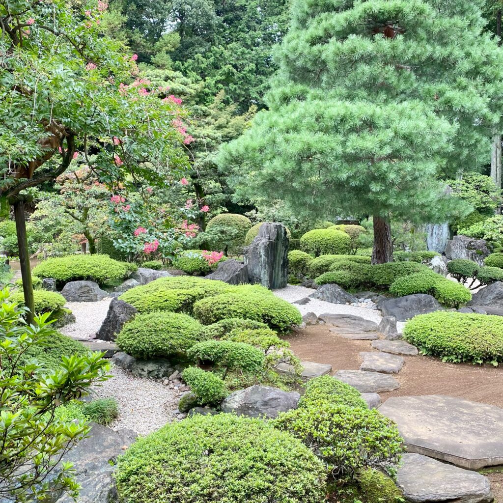 川越大師喜多院の建物から望む日本庭園