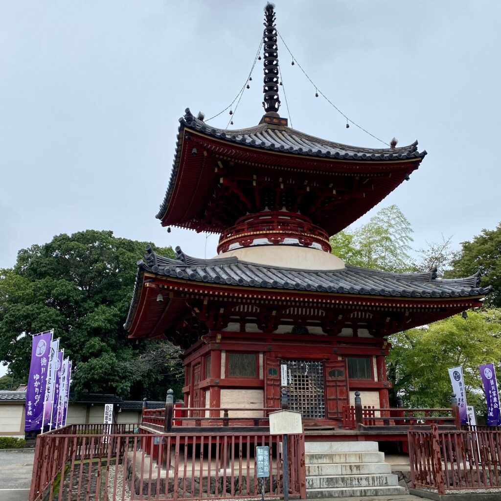 川越大師喜多院の境内に立つ朱塗りの多宝塔