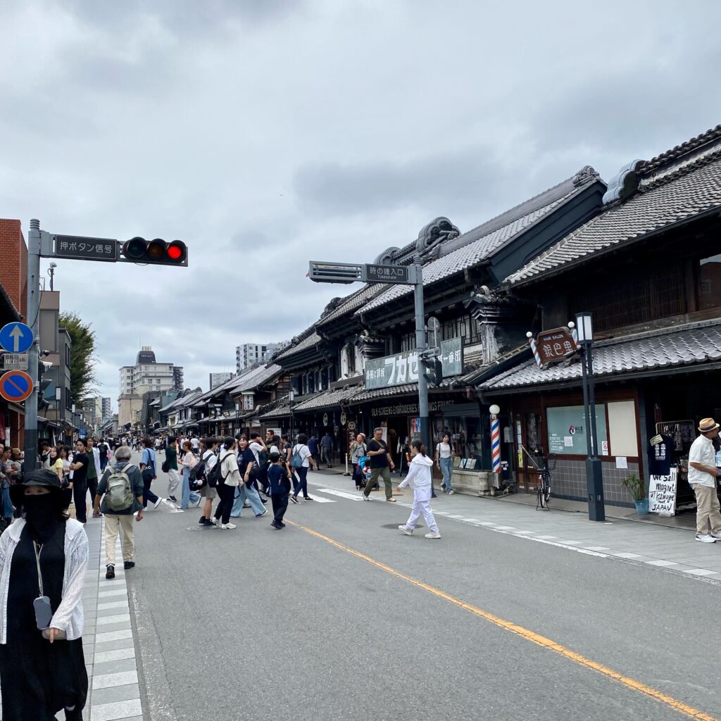 観光客で賑わう川越一番街の蔵造りの町並み