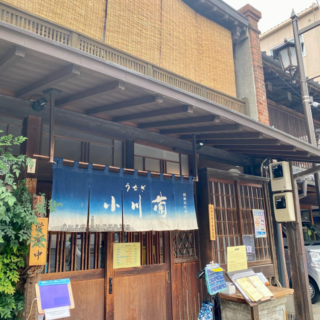 青い暖簾が掛かる川越の老舗うなぎ店・小川菊