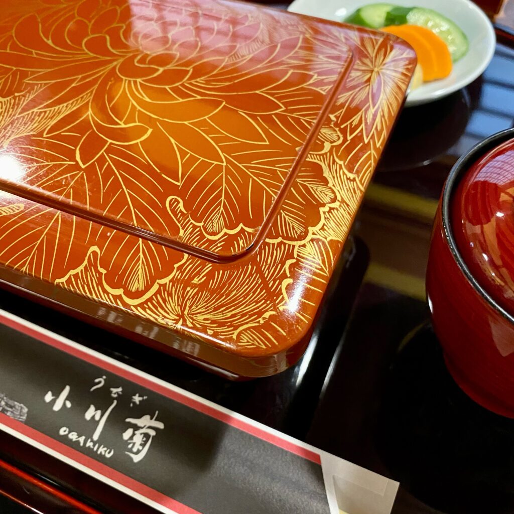 朱塗りの重箱で提供された川越・小川菊のうな重