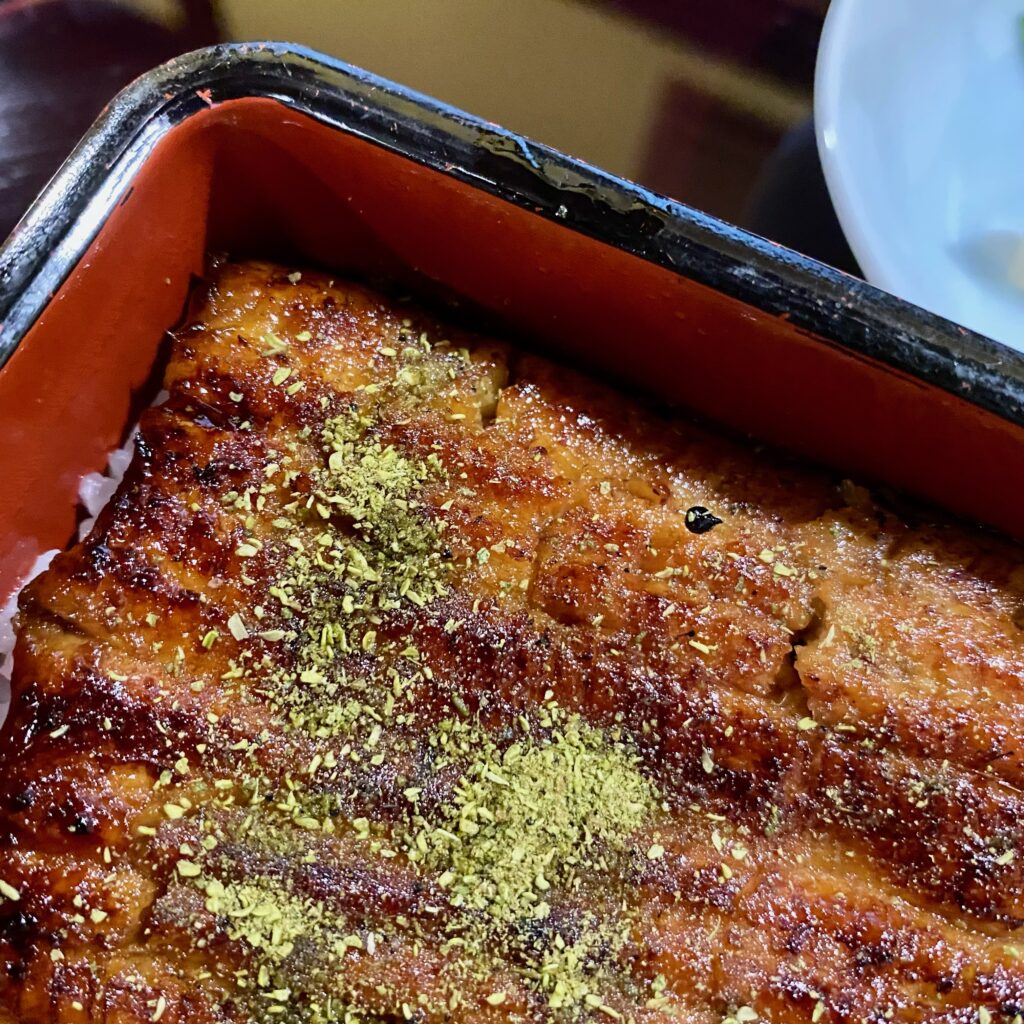 香ばしく焼き上げた川越・小川菊のうな重