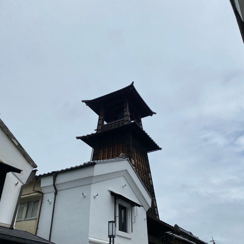 川越の蔵造りの町並みに立つ木造の時の鐘
