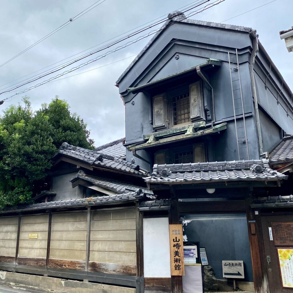 黒漆喰の蔵造り建築を利用した川越の山崎美術館