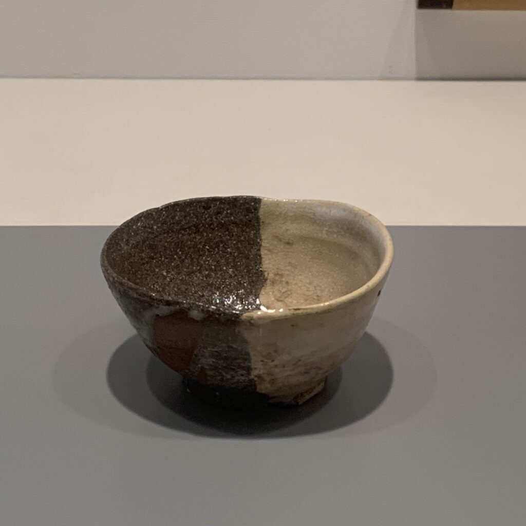 川喜田半泥子《片身替茶碗》千歳山窯|石水博物館「NIGO®と半泥子」展