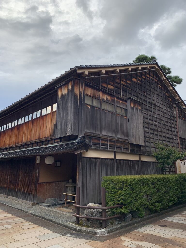 金沢のひがし茶屋街に残る木造町家。黒く経年変化した板壁と瓦屋根が特徴的な歴史的建築