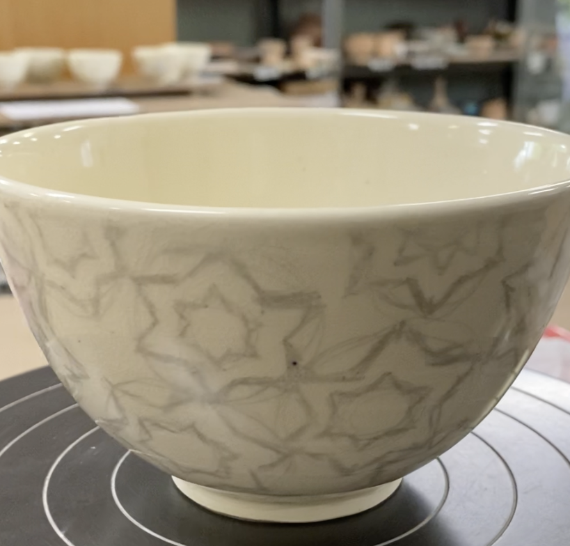 尾形乾山を参照した色絵茶碗に上絵付けのための下絵を描いた制作途中
