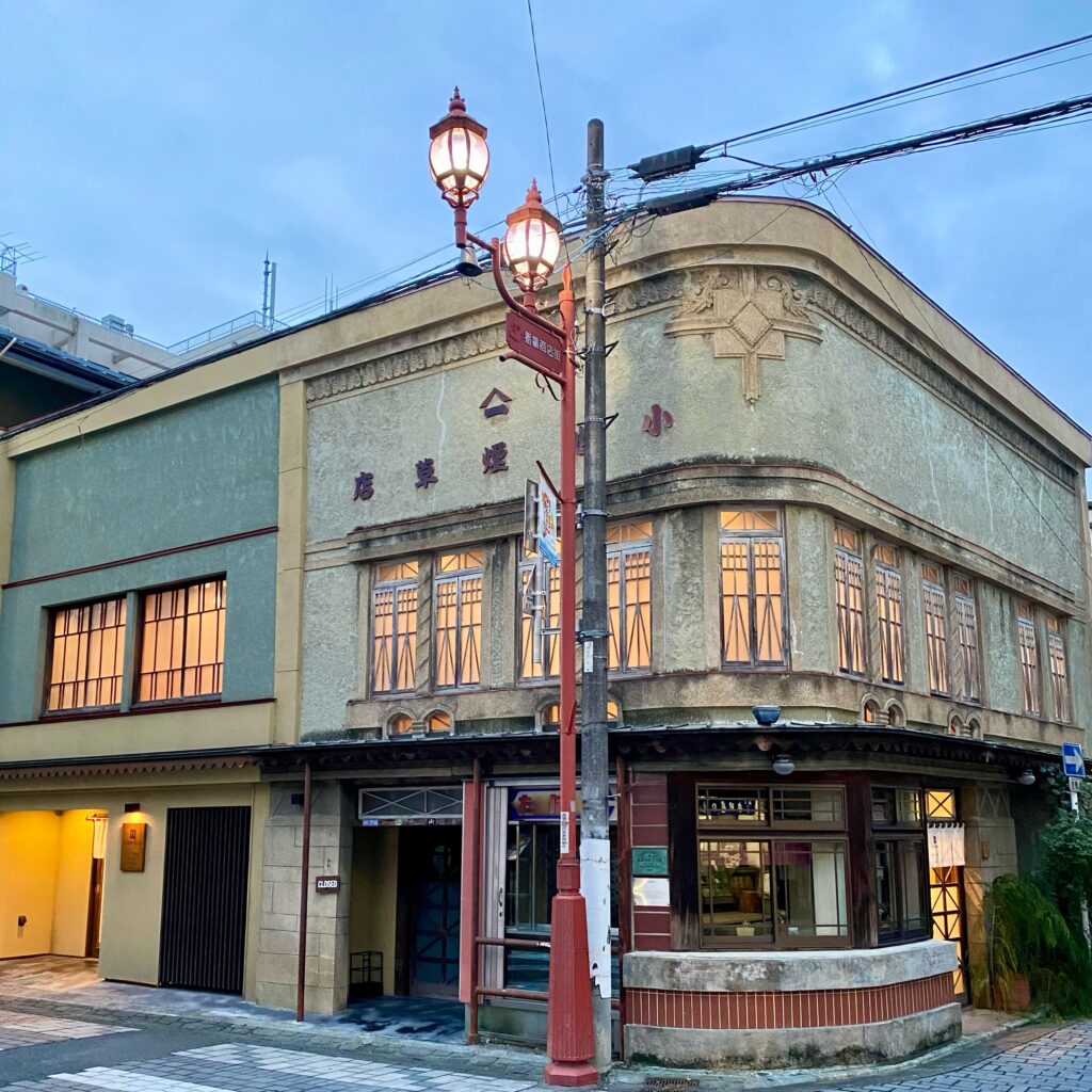 秩父市街に残るレトロな建築の小池煙草店