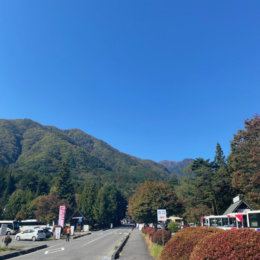 中央アルプスを背景にバスや駐車場が並ぶ駒ヶ根側の登山アクセス拠点