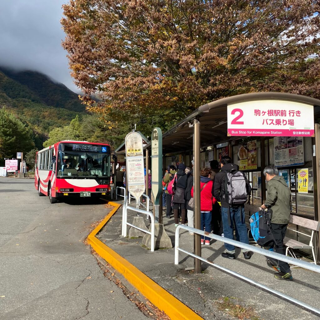 木曽駒ヶ岳へ向かう駒ヶ根駅前行きバス乗り場と路線バス