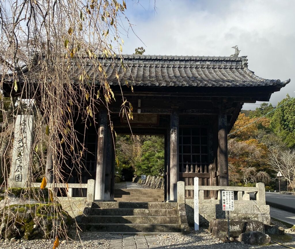 長野県駒ヶ根市にある光前寺の仁王門