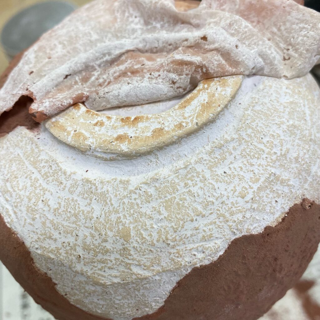 黒楽茶碗制作中の底部と白い釉薬の処理