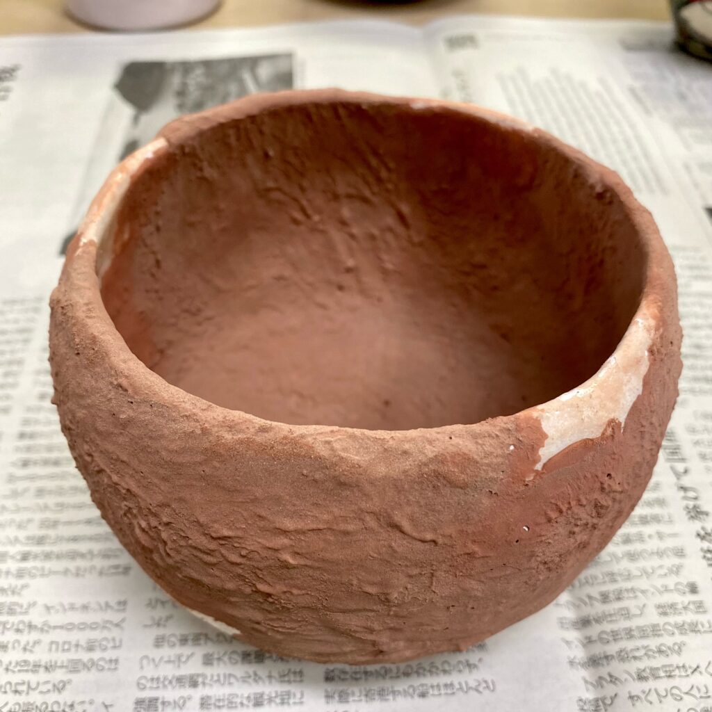 黒楽茶碗制作途中の素地と白い釉薬部分