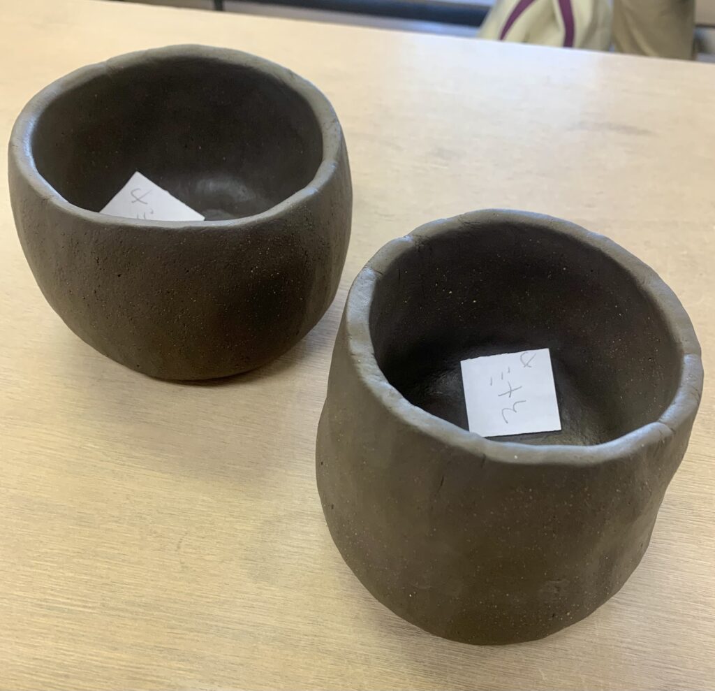 黒楽茶碗制作途中の2碗を並べて形を比較