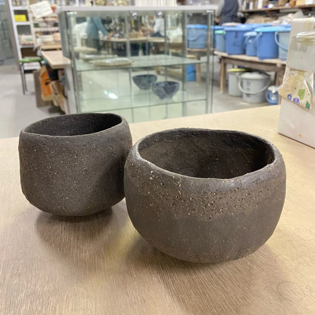 黒楽茶碗制作で削りが終わった焼成前の茶碗2碗