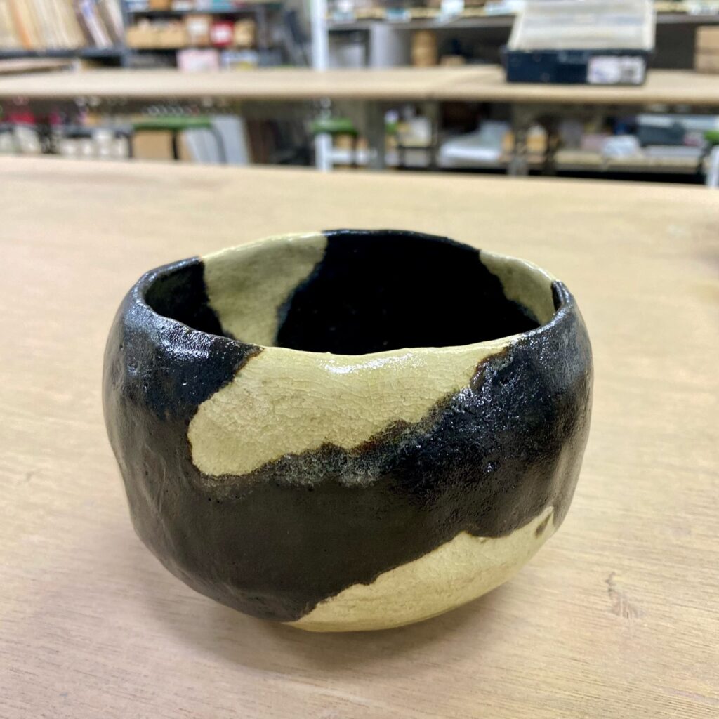 黒釉と白い土肌を大胆に残した自作の楽茶碗