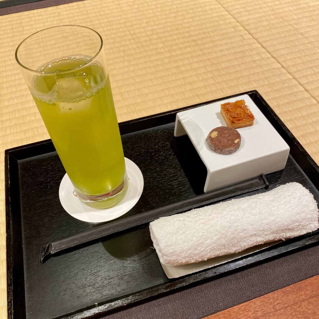 畳の上でいただいた冷たい緑茶と二種類の菓子