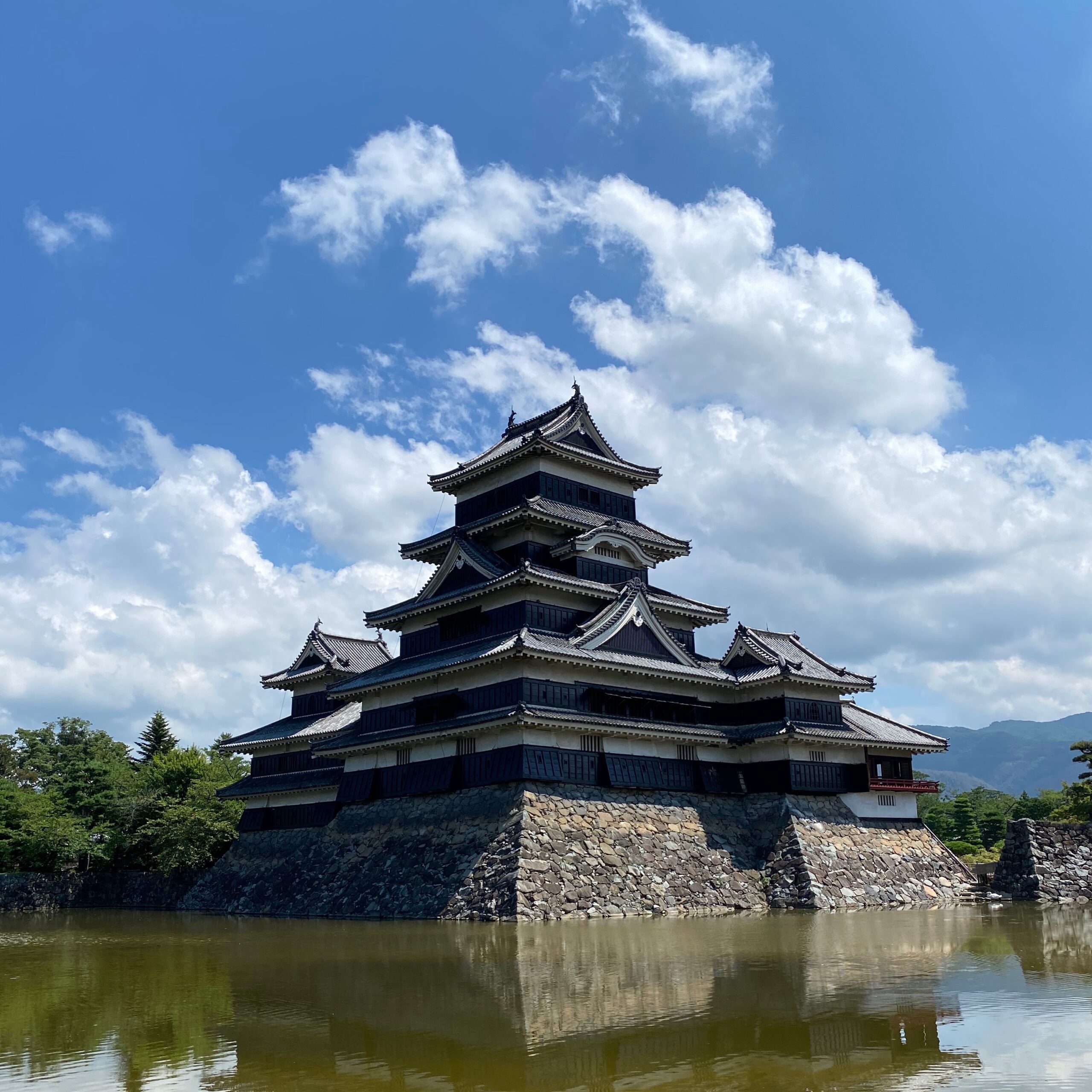 青空と堀を背景にした長野県松本市の国宝松本城