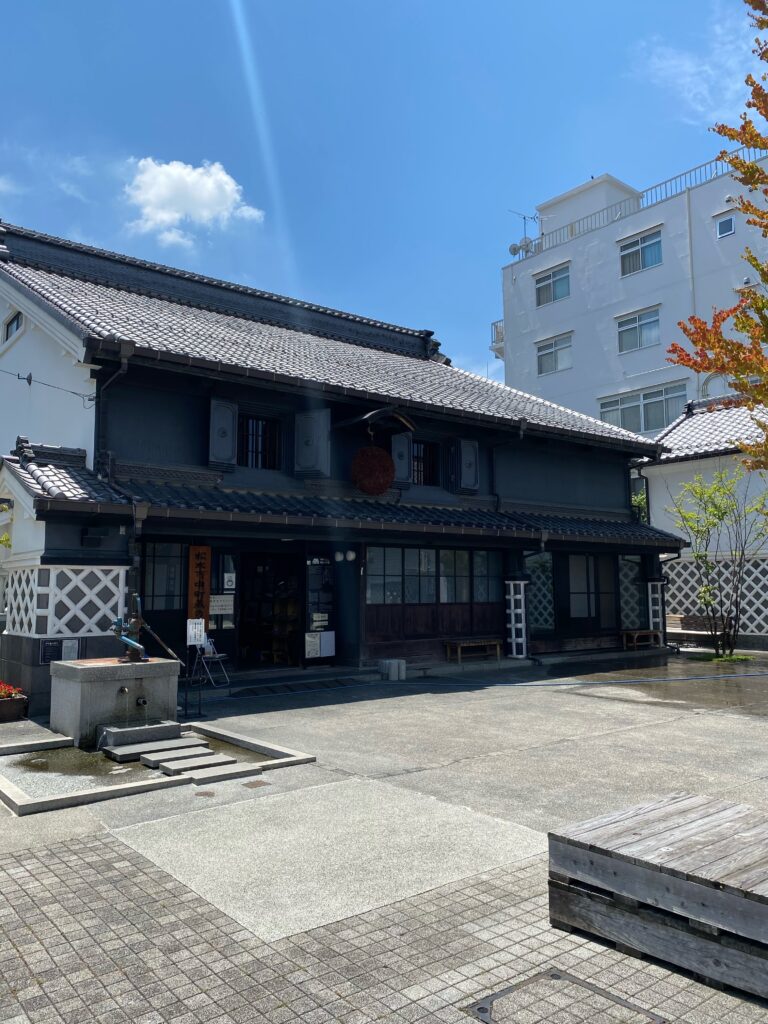 松本市中町通りにある中町・蔵シック館の外観