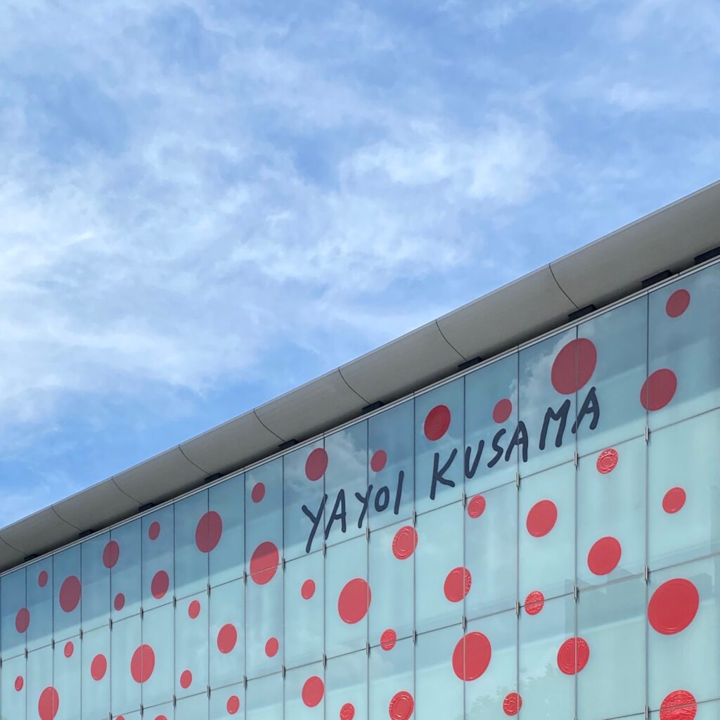 木製の看板と装飾的な街路灯が印象的な鯛萬のサイン。松本の歴史的な町並みに洋食文化が重なる風景