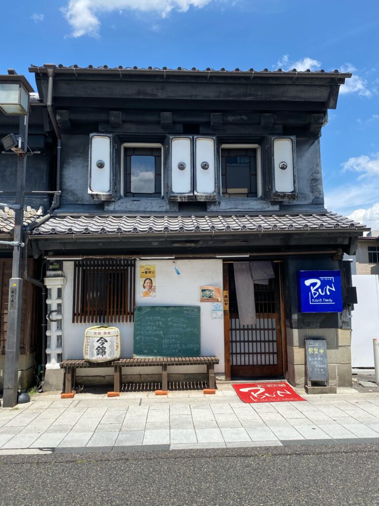 松本市中町通りに残る黒壁の歴史的な商家建築