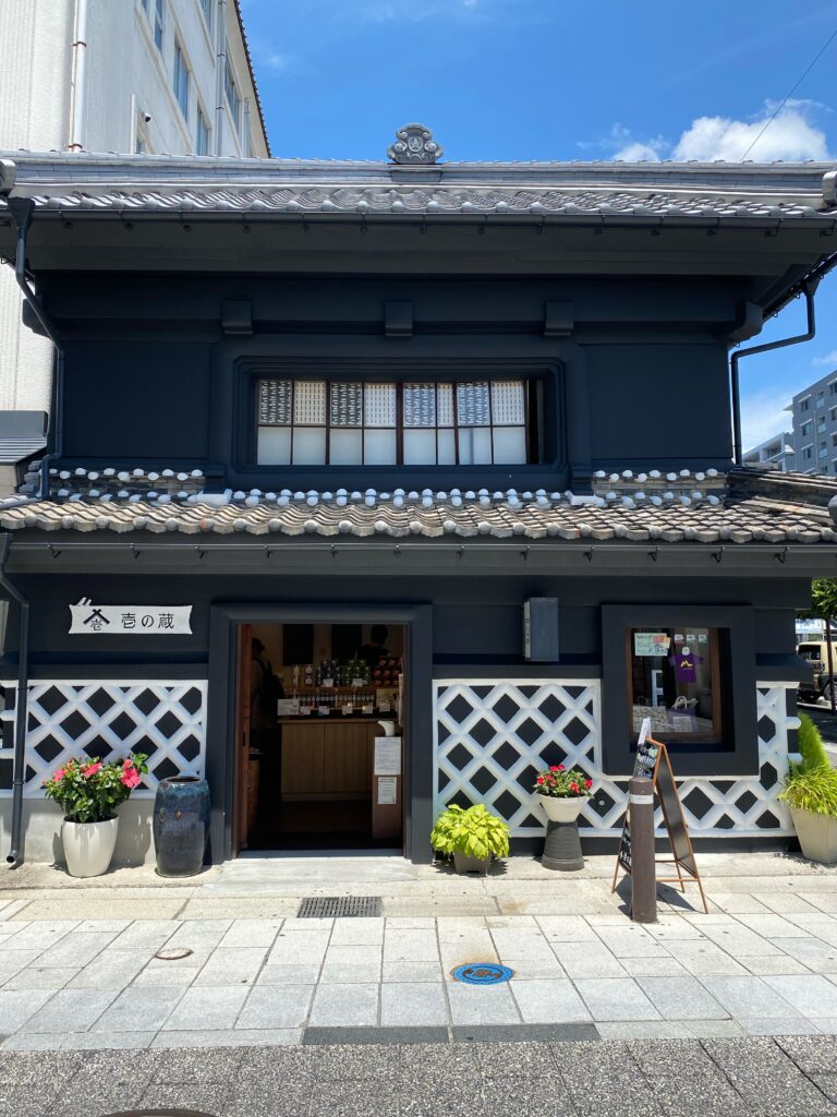 松本市中町通りに残る黒壁となまこ壁の蔵造り建築