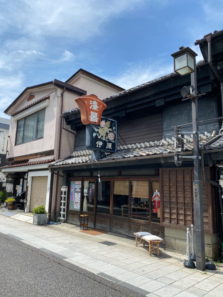 松本の中町通りにある漆器店伊原の歴史的な店舗外観