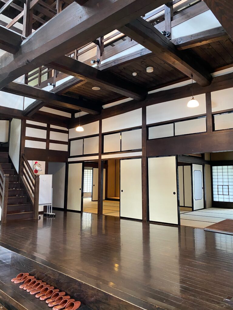 太い梁と柱が残る松本の歴史的木造建築内部