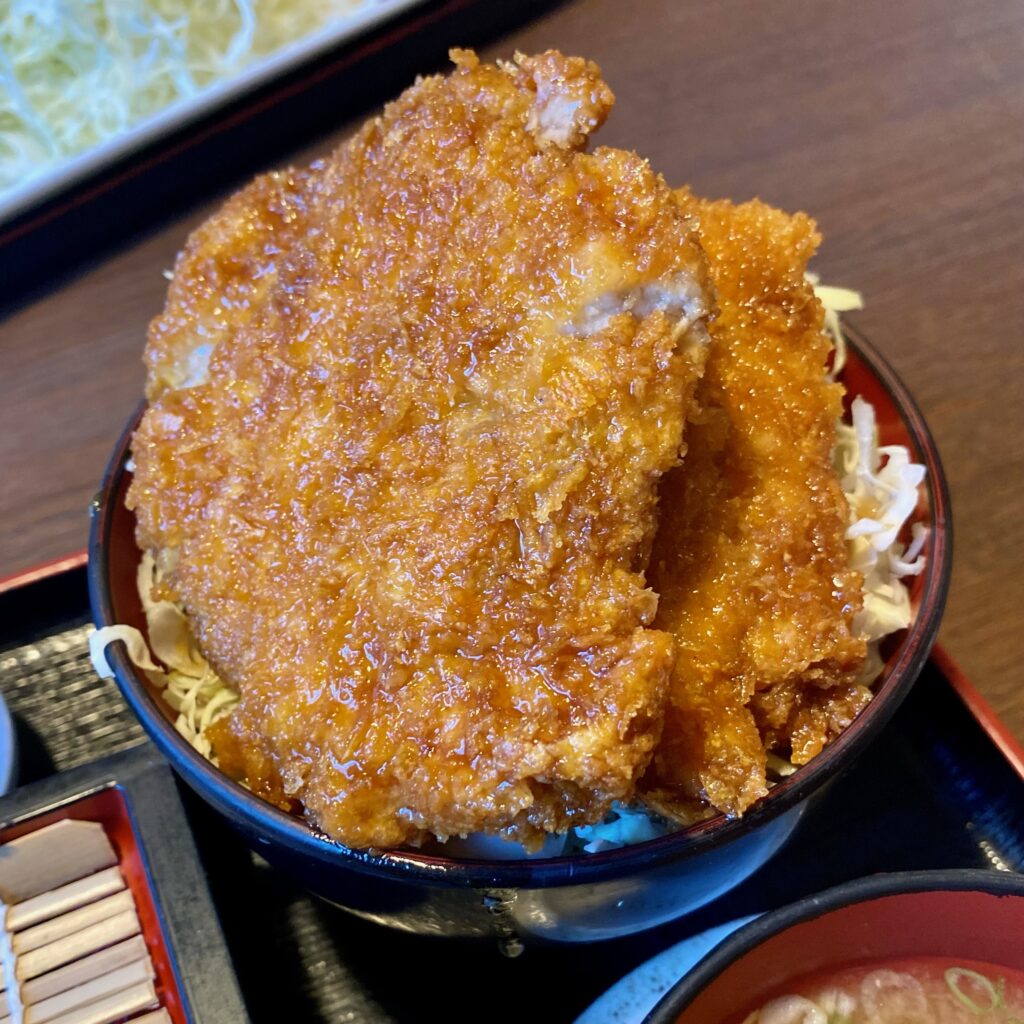 駒ヶ根の明治亭で食べた大きなカツがのったソースかつ丼