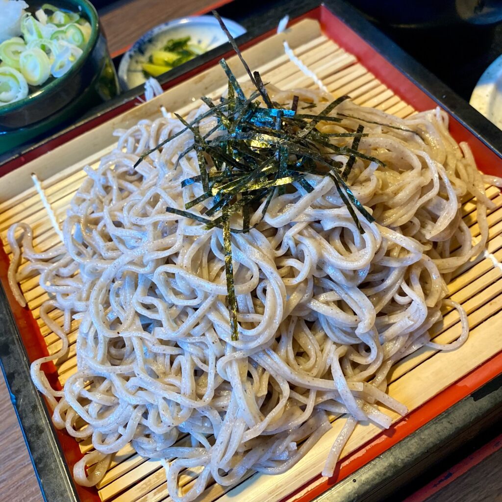 駒ヶ根の明治亭で食べた刻み海苔をのせたざる蕎麦