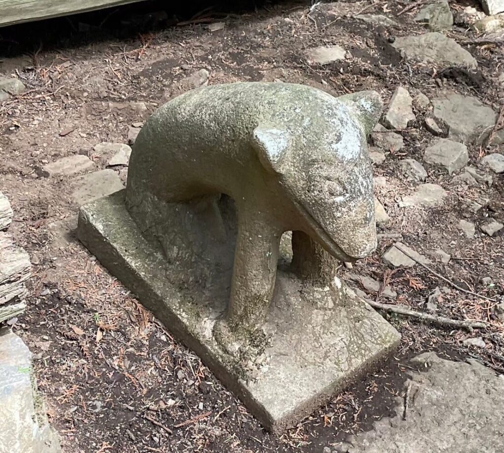御岳山で撮影したオオカミをかたどった古い石像