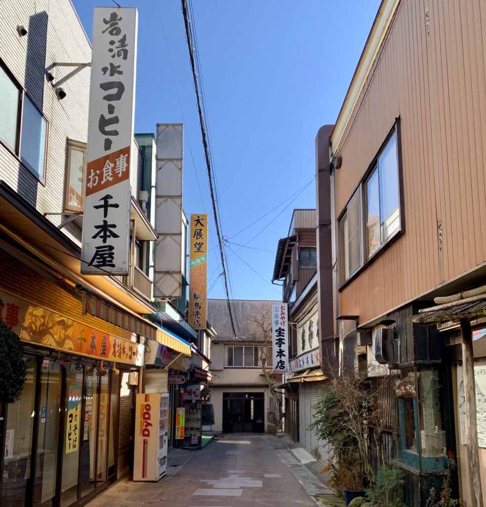 武蔵御嶽神社へ向かう御岳山の集落と参道