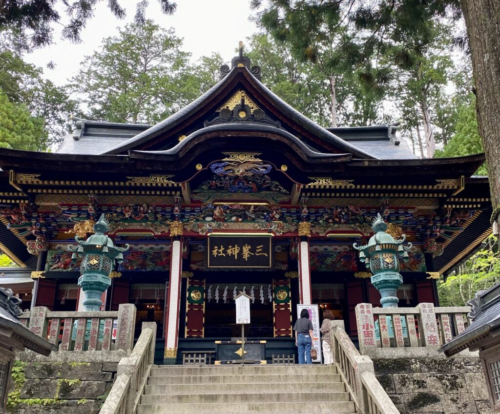 色鮮やかな彫刻が施された三峯神社の拝殿