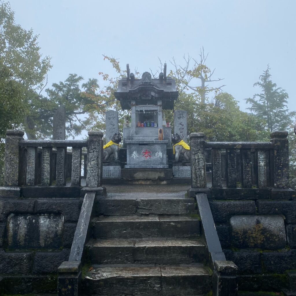 妙法ヶ岳山頂に鎮座する三峯神社奥宮