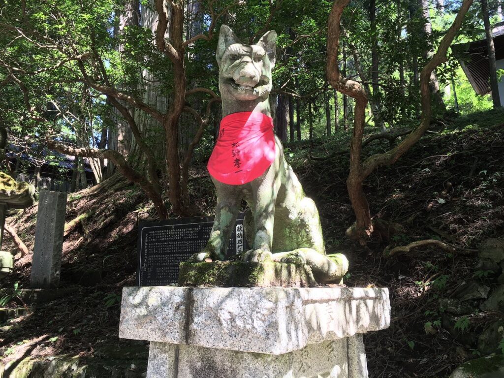 三峯神社の御眷属として祀られる狼の石像
