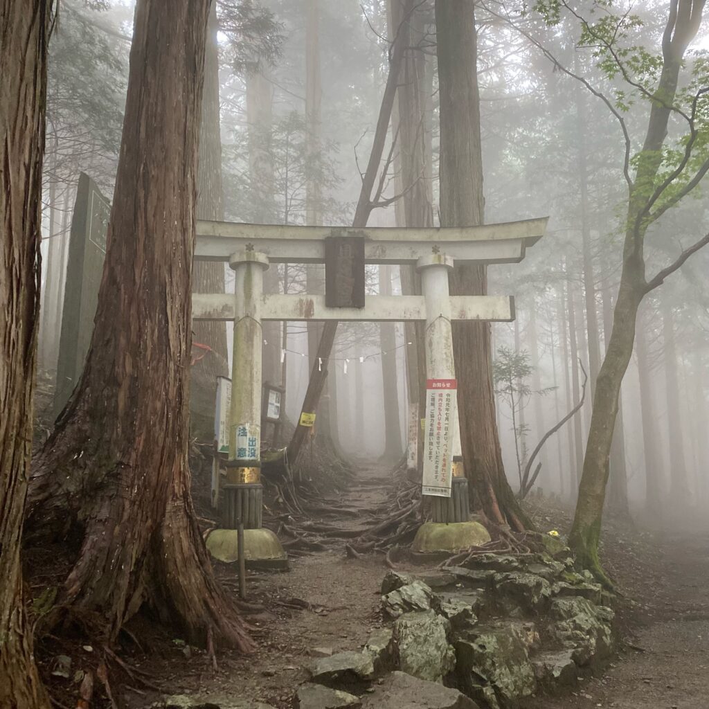 霧に包まれた三峯神社奥宮への登山道と鳥居