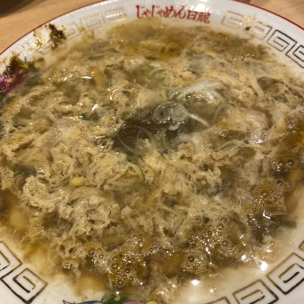 じゃじゃ麺を食べた後の器で作られた卵入りスープ