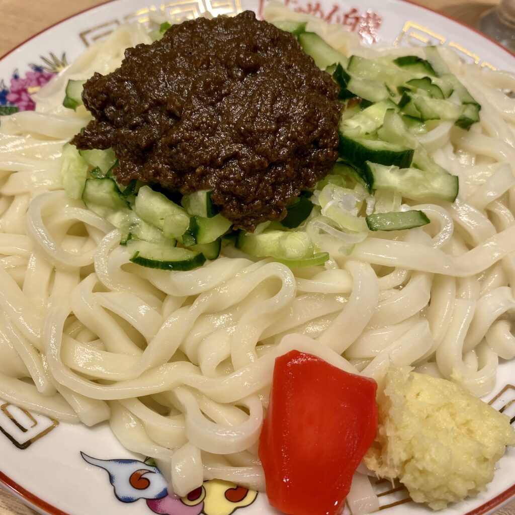 肉味噌ときゅうり、生姜をのせた盛岡じゃじゃ麺