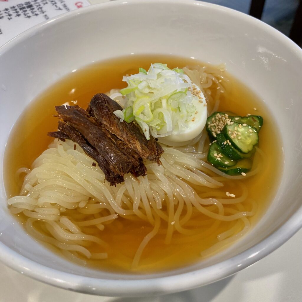 牛肉とゆで卵、きゅうりを添えた盛岡冷麺