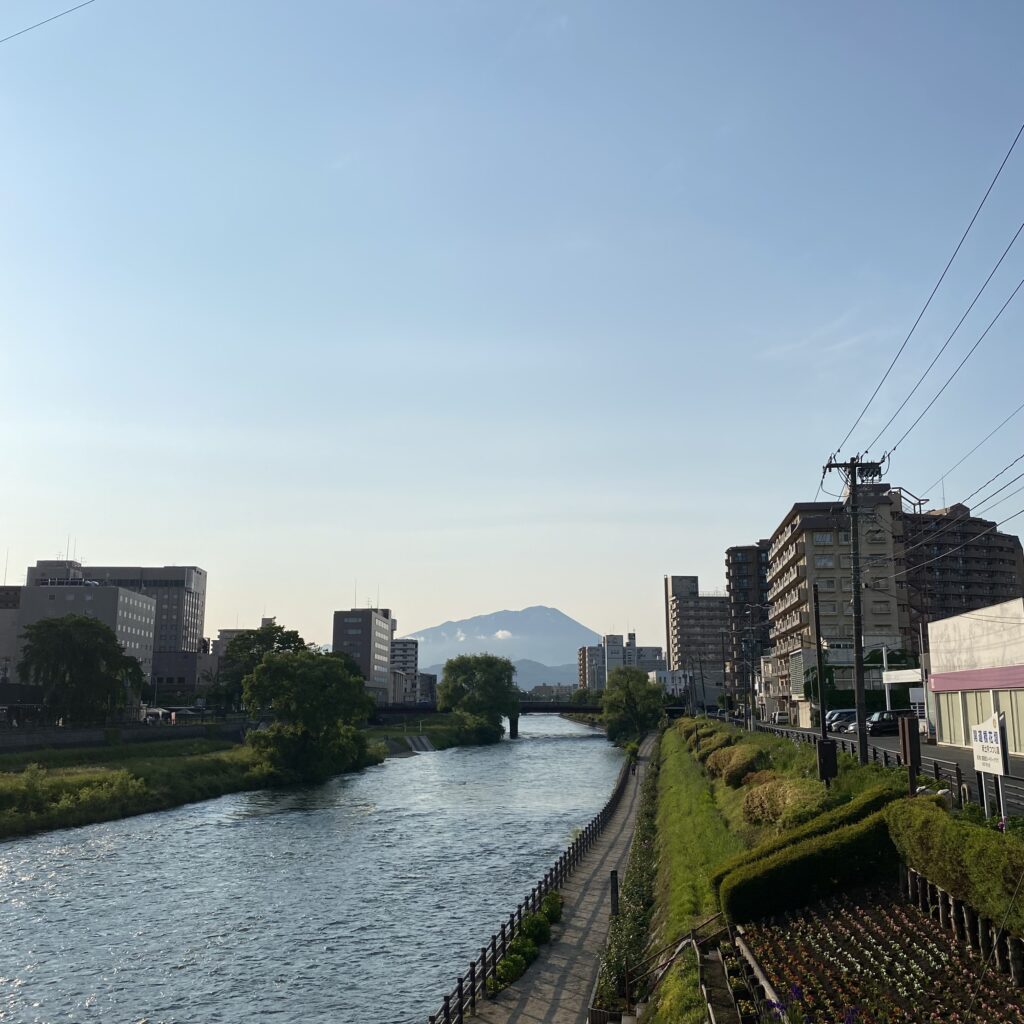盛岡の中津川と岩手山