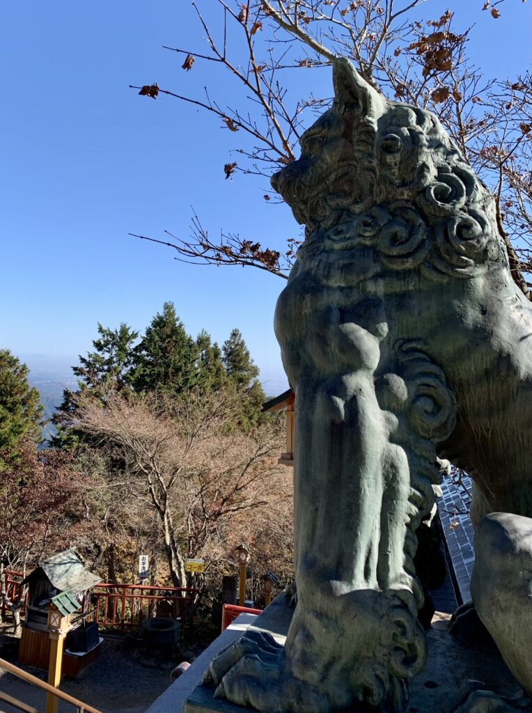 武蔵御嶽神社拝殿前に立つ青銅製の狛犬