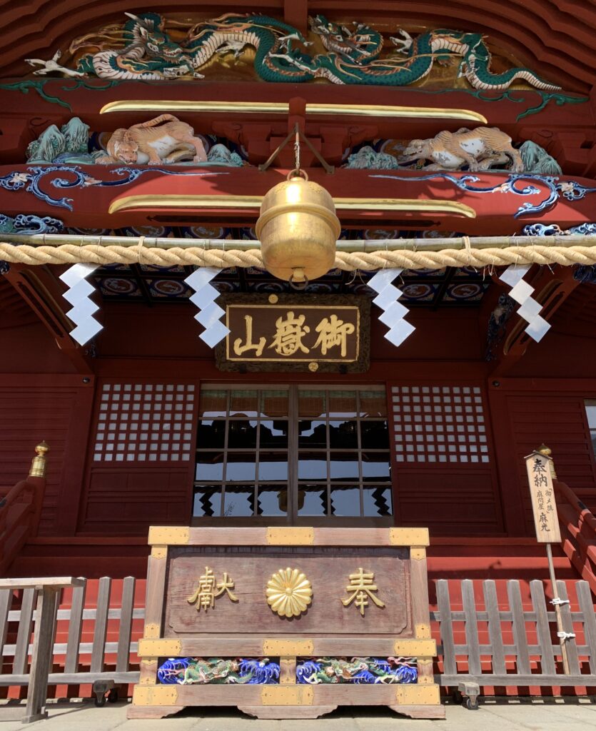 龍や動物の彩色彫刻が施された武蔵御嶽神社の社殿