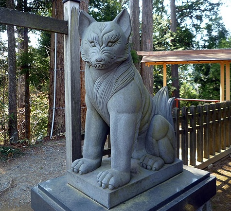 御岳山で見られるオオカミをかたどった像