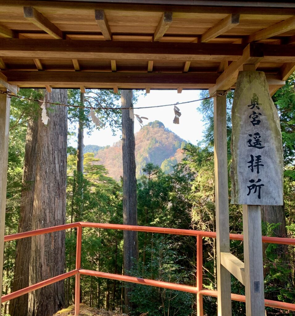 武蔵御嶽神社の奥宮遥拝所から望む奥の院