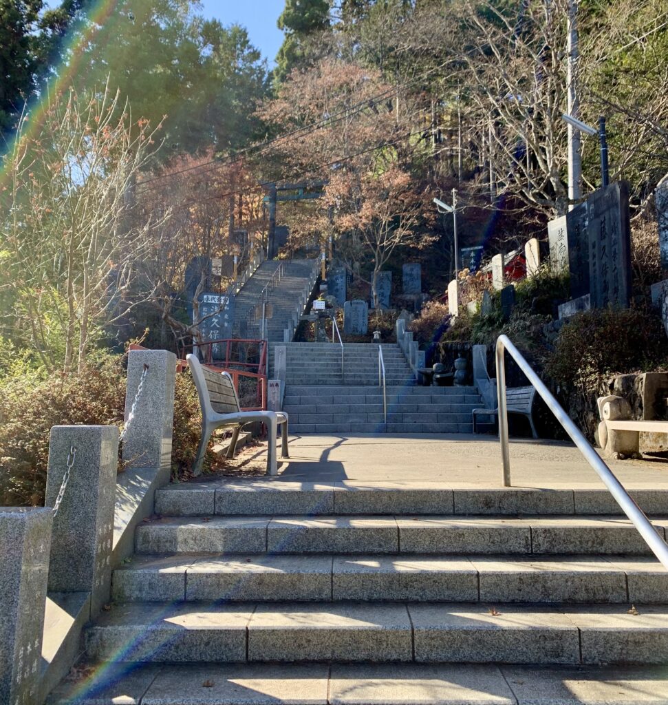 武蔵御嶽神社へ続く長い石段と講