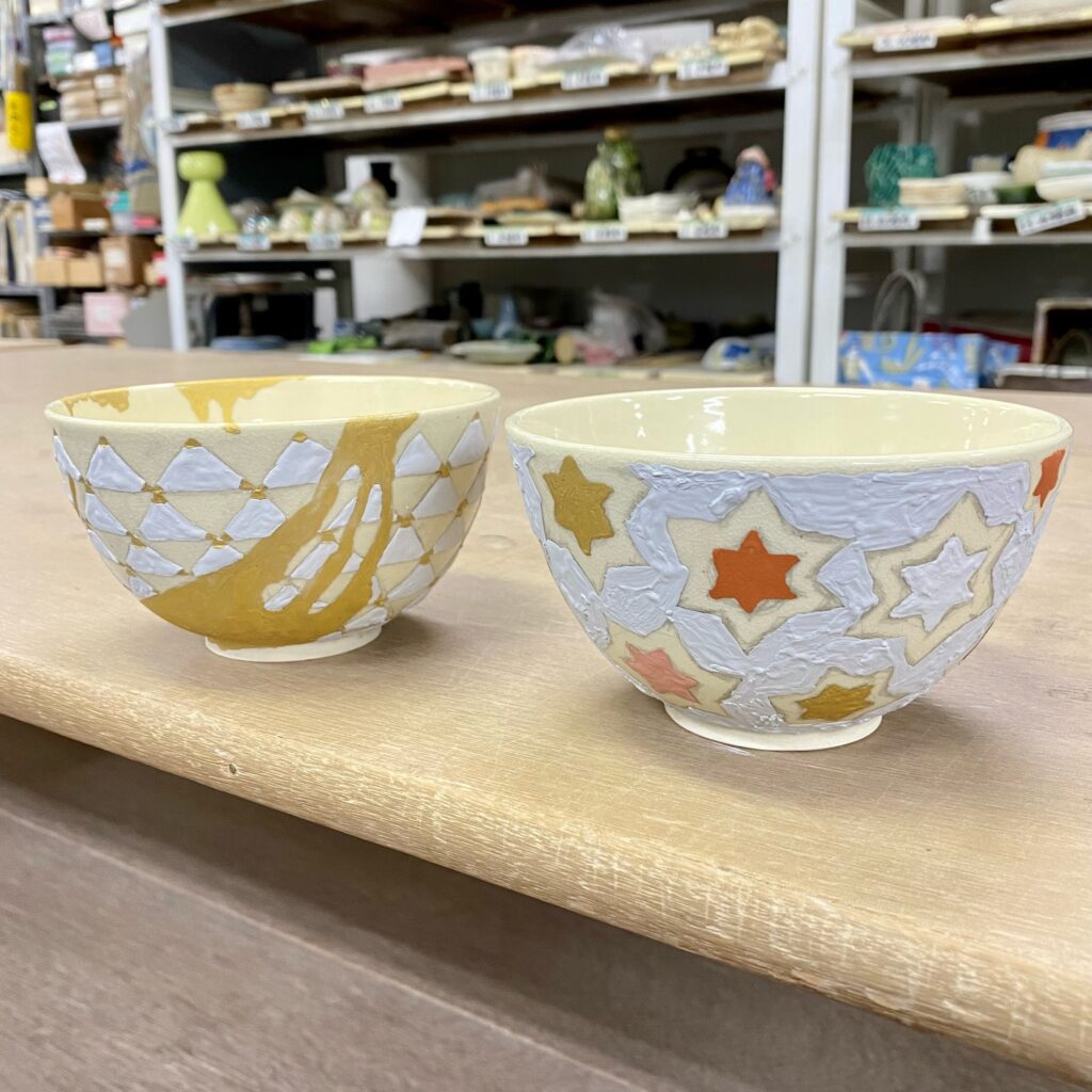 野々村仁清と尾形乾山から学んで制作した二つの色絵茶碗を並べた比較写真。