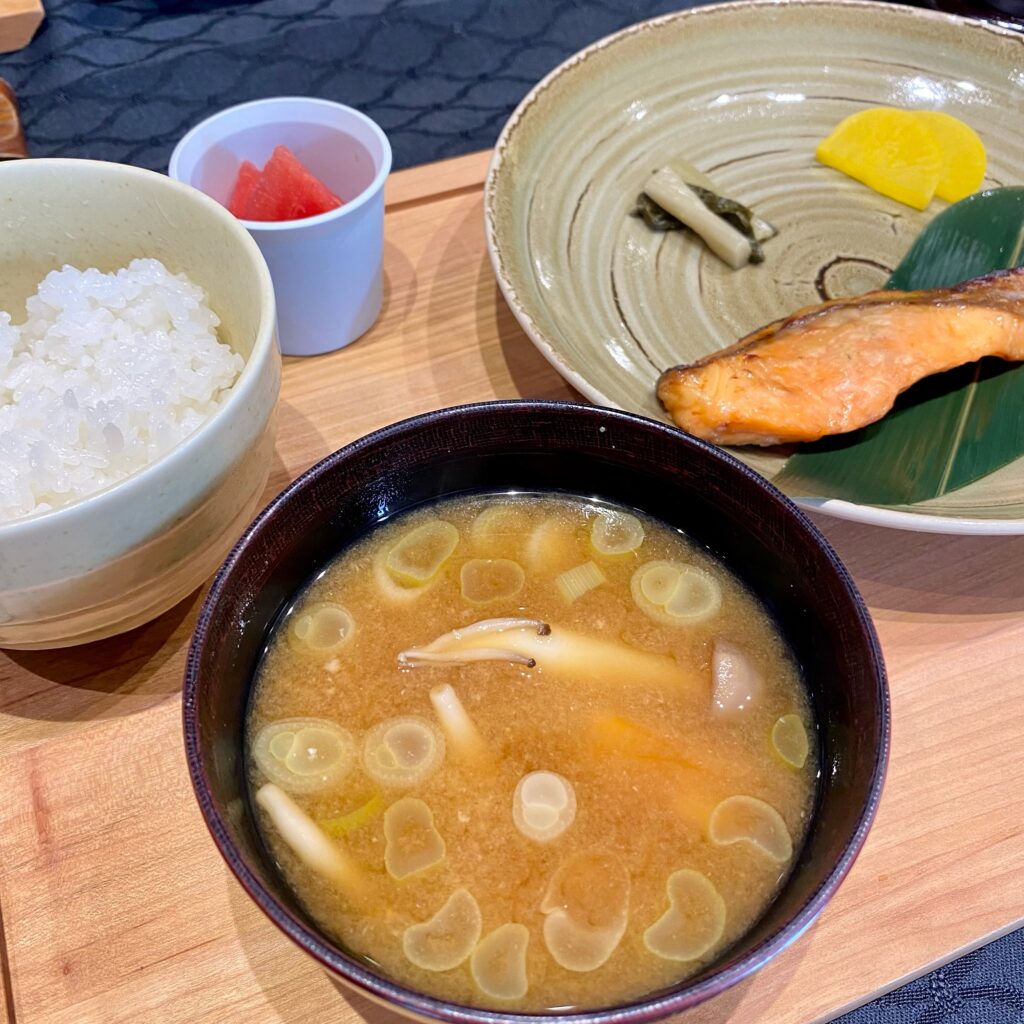 NIPPONIA 秩父 門前町の焼き鮭と味噌汁の朝食