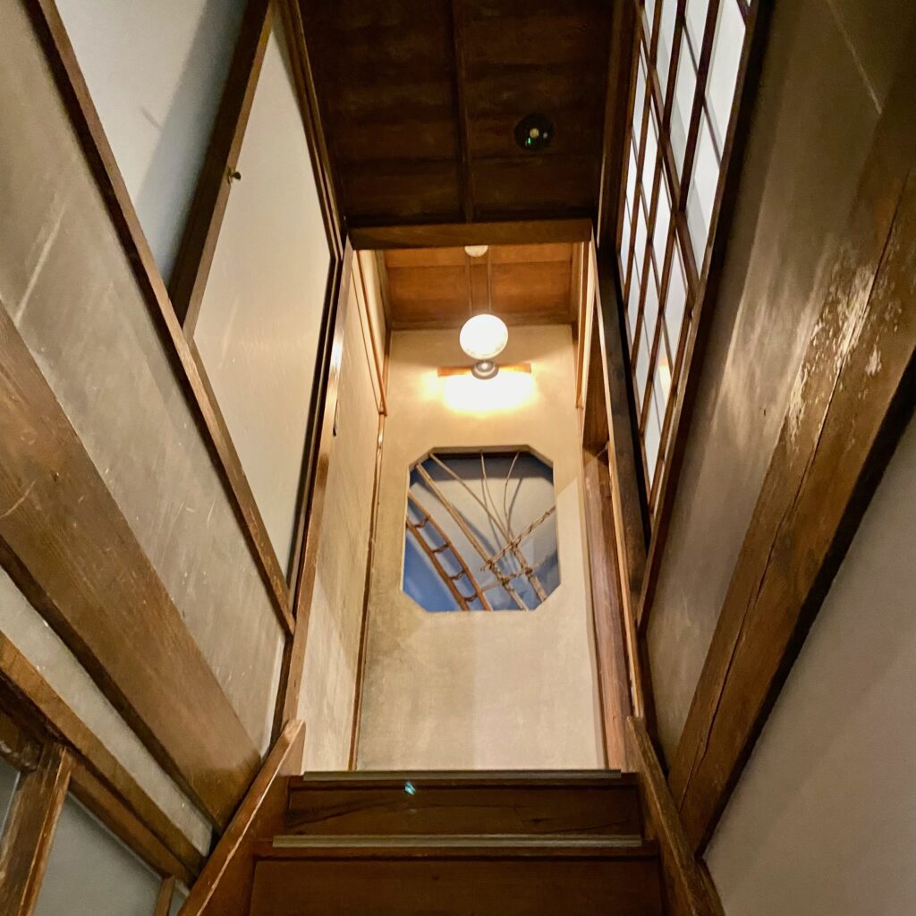木造建築の面影を残すNIPPONIA 秩父 門前町の階段