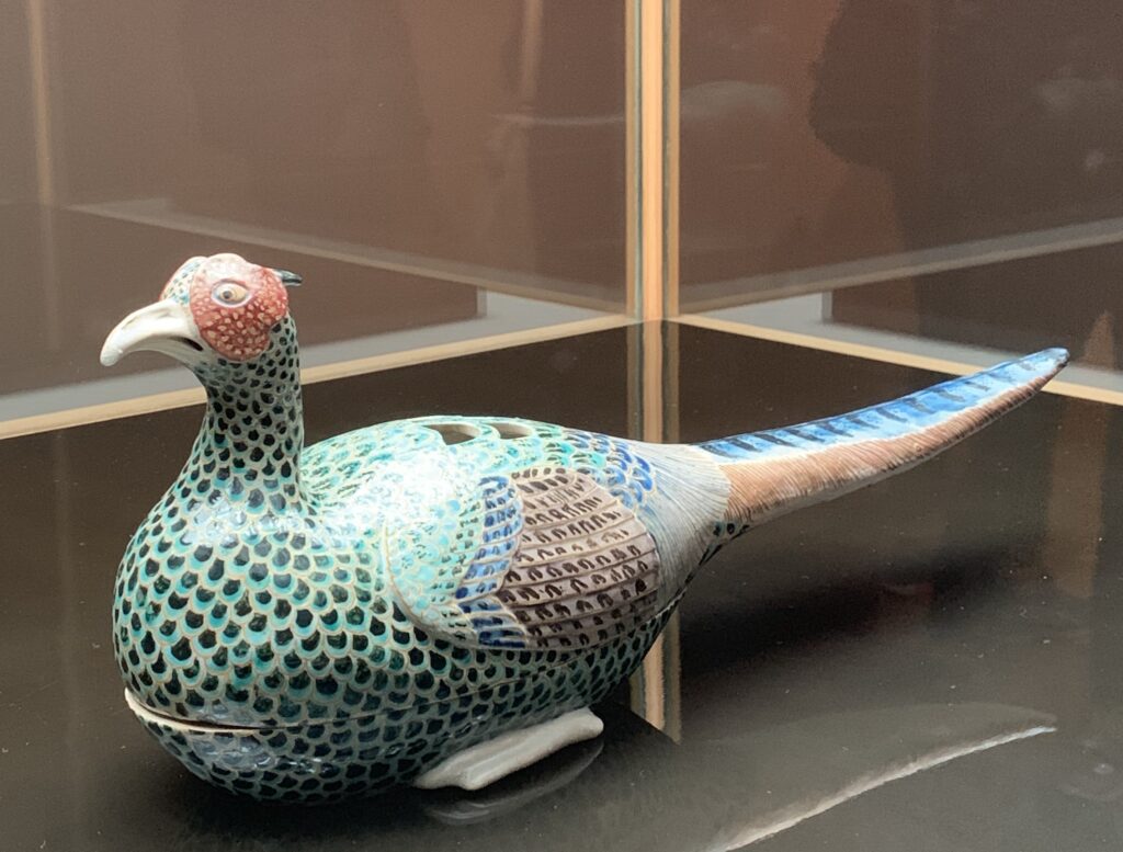 石川県立美術館に展示された野々村仁清の国宝《色絵雉香炉》を側面から見た姿。緑や青、赤の色絵で雉の羽根が細密に表現されている